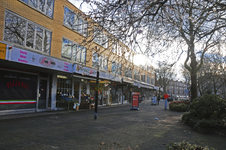 900524 Gezicht op het buurtwinkelcentrum aan de Jan van Galenstraat te Utrecht.